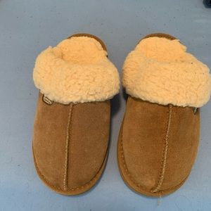 Bear paw slippers, size 6